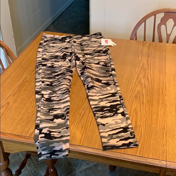 Bobbie Brooks Pants - Bobbie Brooks CAMO MOTO Leggings, size juniors M.